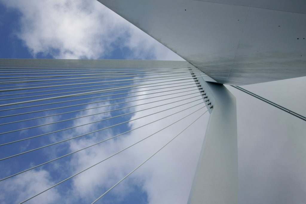 Bruggen, staalconstructies, verkeersvoorzieningen en andere infrastructurele objecten moeten jarenlang bestand zijn tegen zware weersomstandigheden. Wij verzorgen het stralen en conserveren van staal met aandacht voor een duurzame en betrouwbare bescherming.