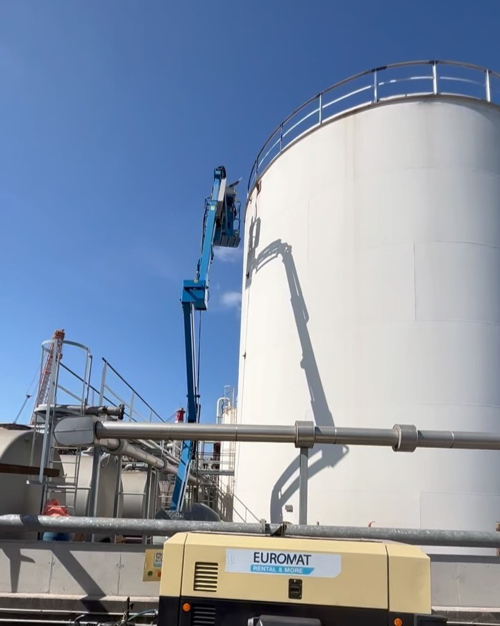 Binnen de petrochemische industrie zijn hoge eisen aan veiligheid, duurzaamheid en corrosiebescherming essentieel. Wij behandelen staalconstructies, installatiedelen en componenten met professionele straal- en conserveringssystemen die aansluiten op de toepassing en omstandigheden.