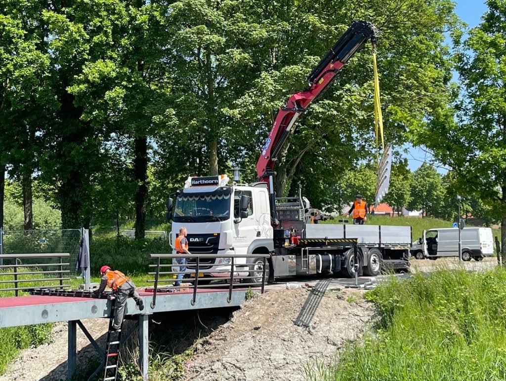 Voor trappen, hekwerken en andere stalen constructies leveren wij een nette en duurzame oppervlaktebehandeling. Door zorgvuldig te stralen en te conserveren krijgt het staal niet alleen een verzorgde uitstraling, maar ook langdurige bescherming.