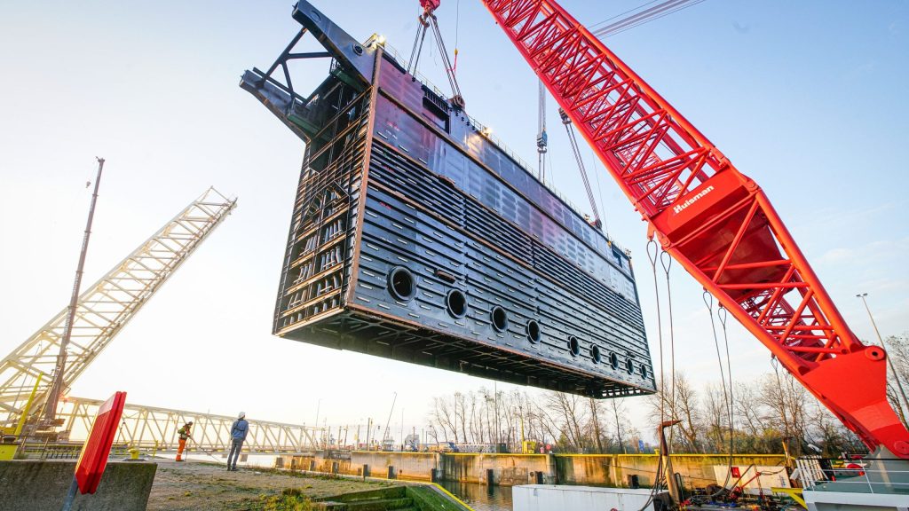 Staalconstructies vragen om een betrouwbare bescherming tegen corrosie. Wij stralen staalconstructies grondig en brengen passende conserveringssystemen aan, zodat het staal langdurig beschermd blijft tegen weer, wind en intensief gebruik.