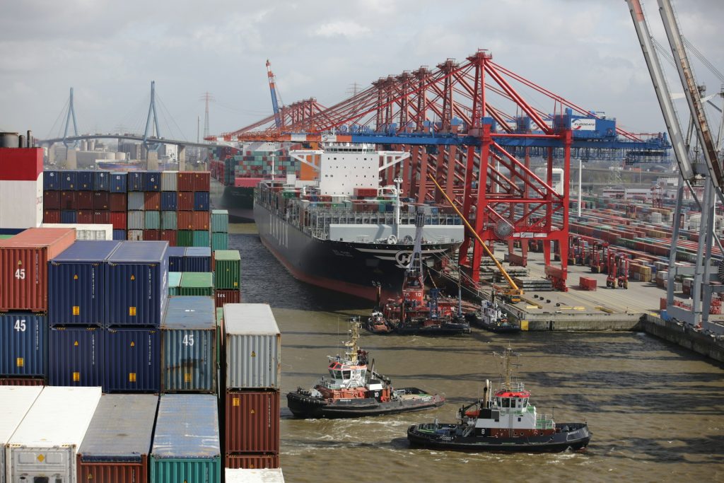 In de maritieme en offshore sector zijn staalconstructies voortdurend blootgesteld aan vocht, zout en zware omstandigheden. Onze straal- en conserveringsbehandelingen zijn gericht op maximale corrosiebescherming en een lange levensduur.